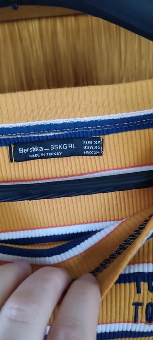 Sukienka z odkrytym brzuchem