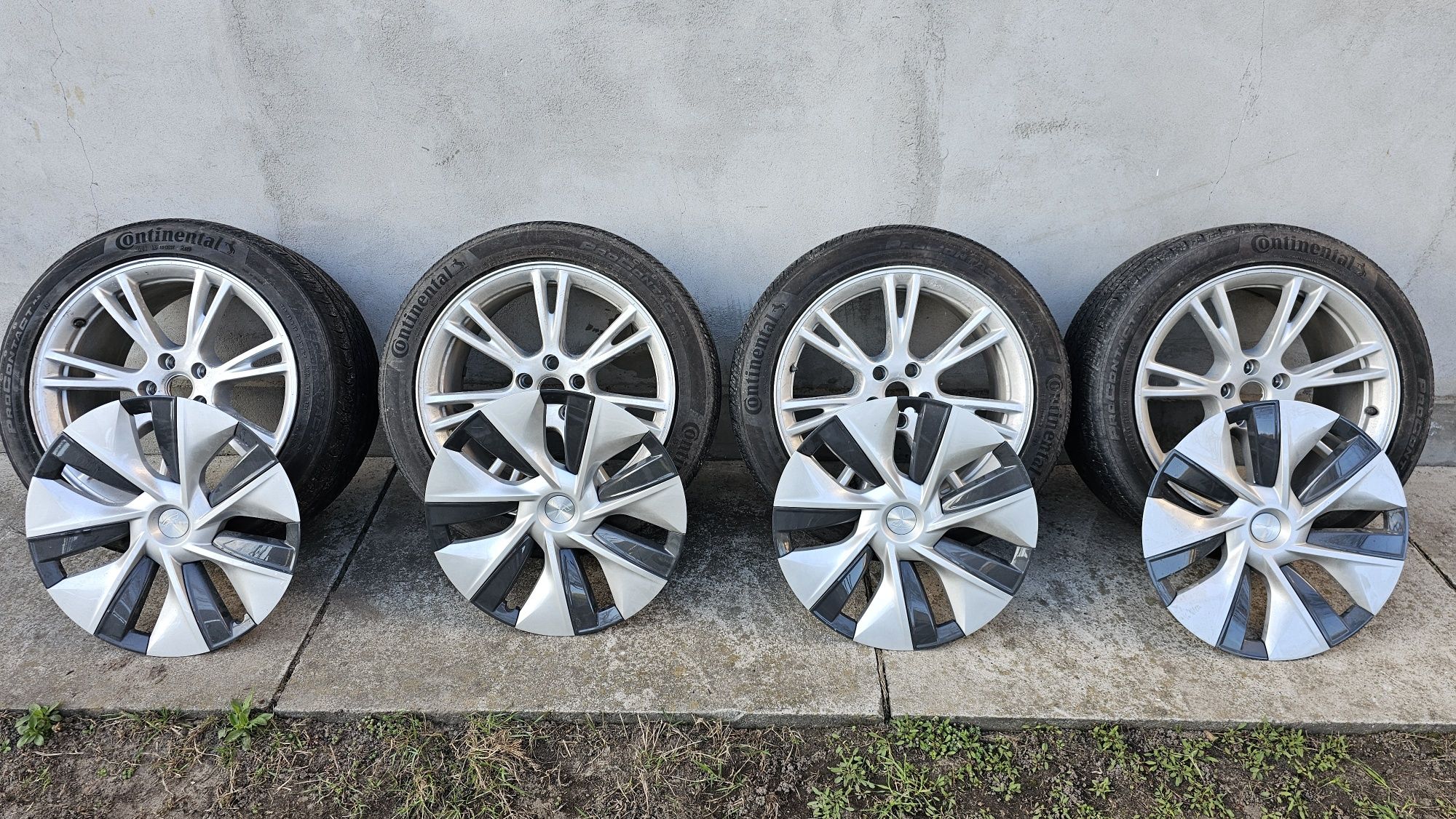 Комплект колес Continental Pro Contact 255/45 R19  на Tesla Y 21 року.