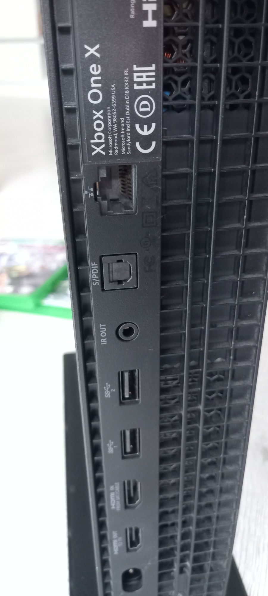 Xbox One X 1tb w zestawie dwa pady i dwie gry
