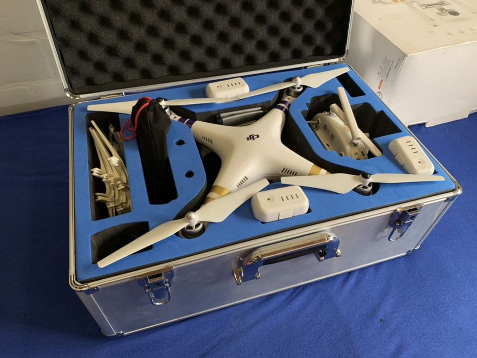 Drone DJI Phantom 3 4K + 3 Baterias com Mala e Extras