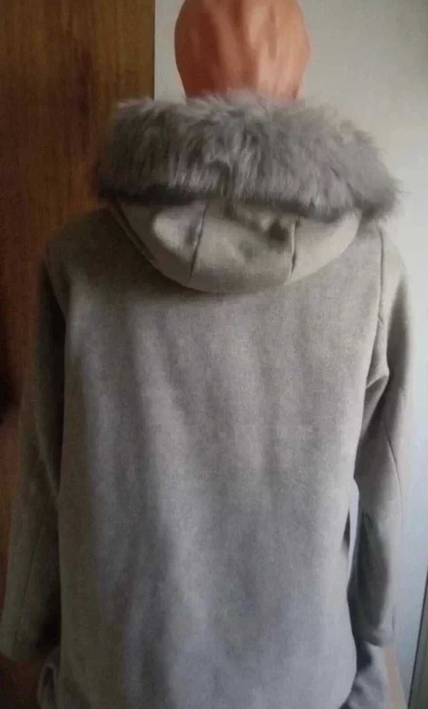 Płaszcz zimowy Carry z efektownym futrem pokrowiec gratis