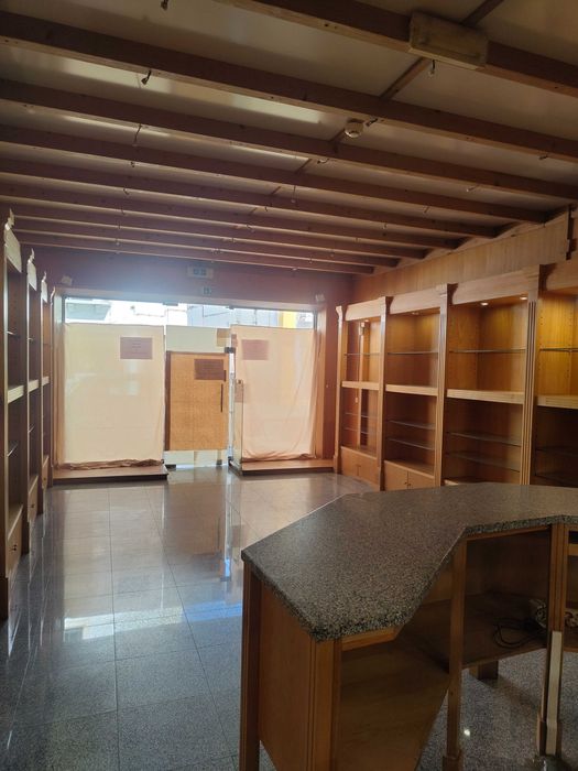 Arrenda- se Loja . No centro histórico de Évora