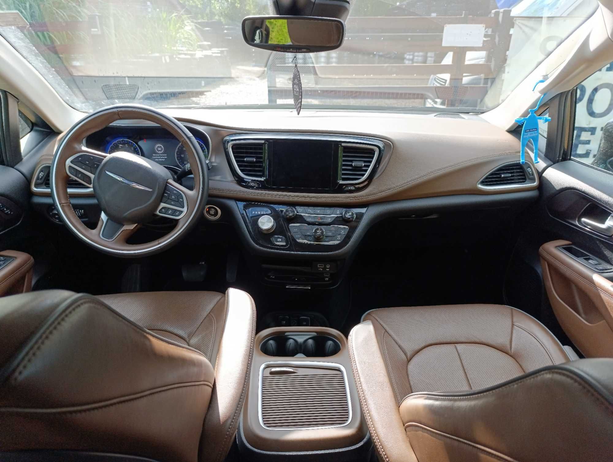 Wynajem samochodu Chrysler Pacifica Limited