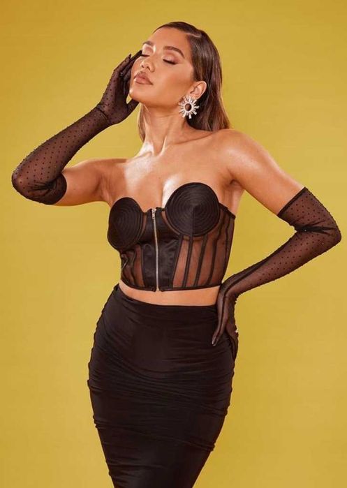 Top  czarny Prettylittlething S