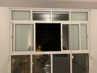 Conjunto de janelas aluminio brancas com vidro duplo e estore térmico