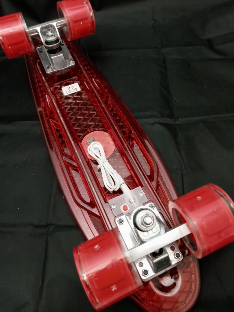 Świecąca deskorolka czerwona 56 cm, koła, fiszka, led, ładowarka USB-