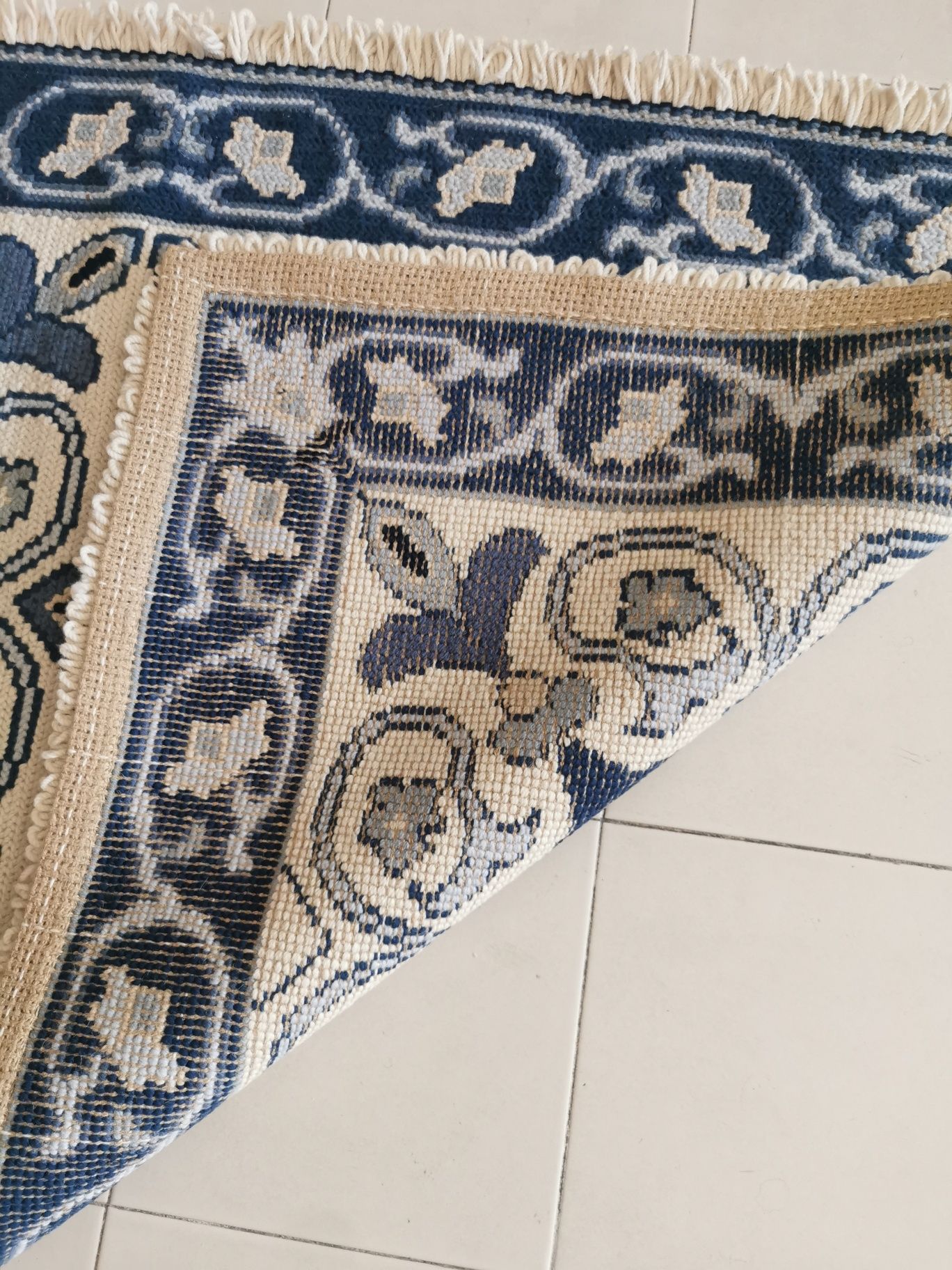 Tapete arraiolos em tons azul