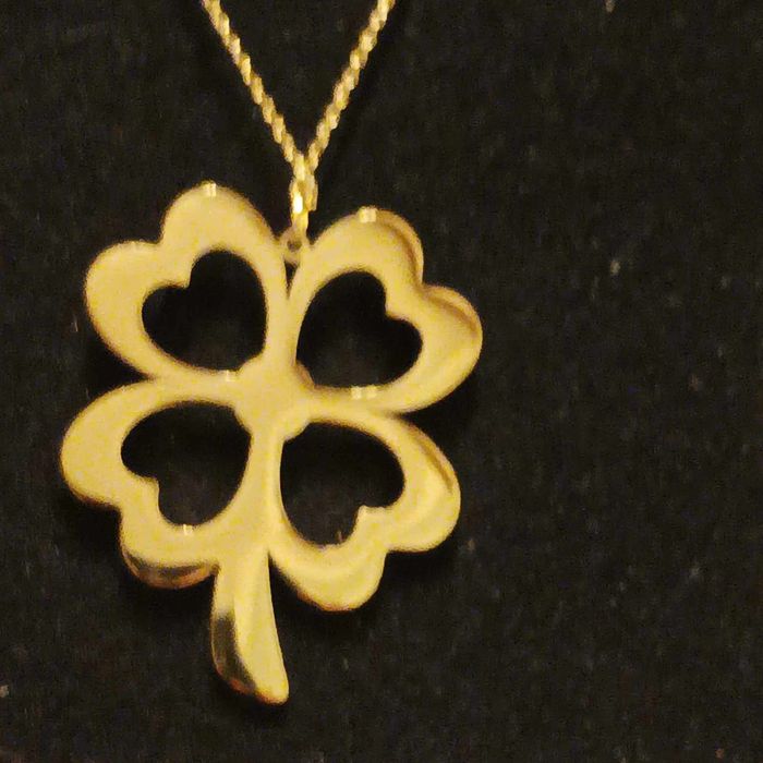 Naszyjnik damski z dużą koniczyną.