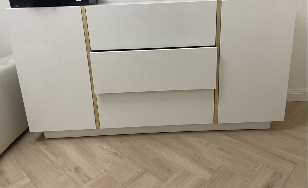 Komoda biała ze złotymi zdobieniami