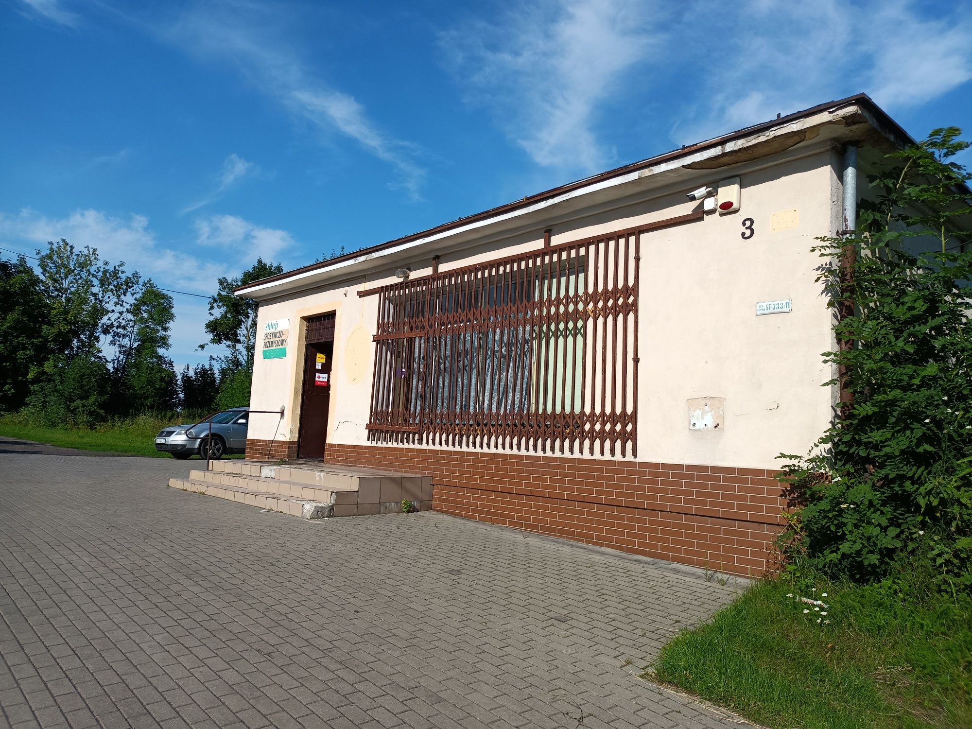 Działka z lokalem na sprzedaż