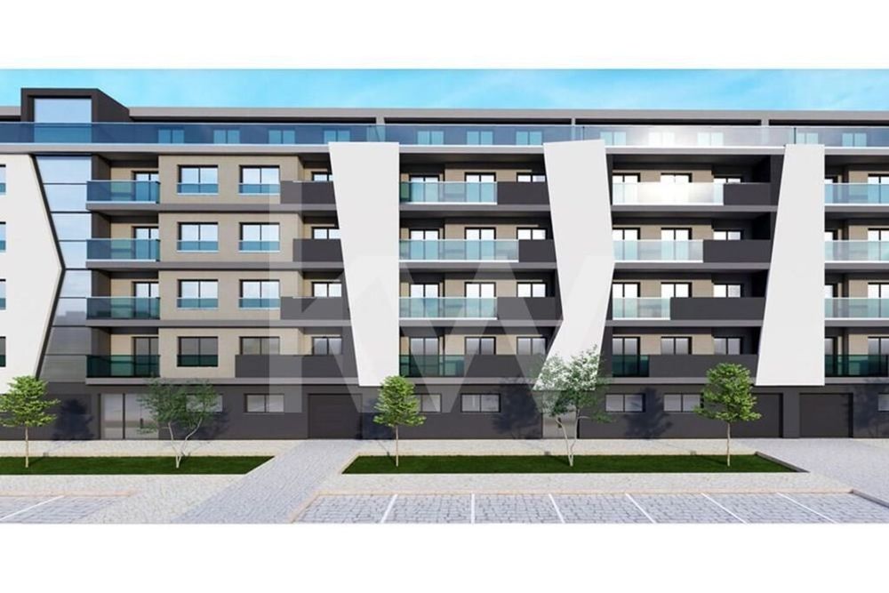 Apartamento T3 em construção, com garagem e varandas. Acabamentos de l