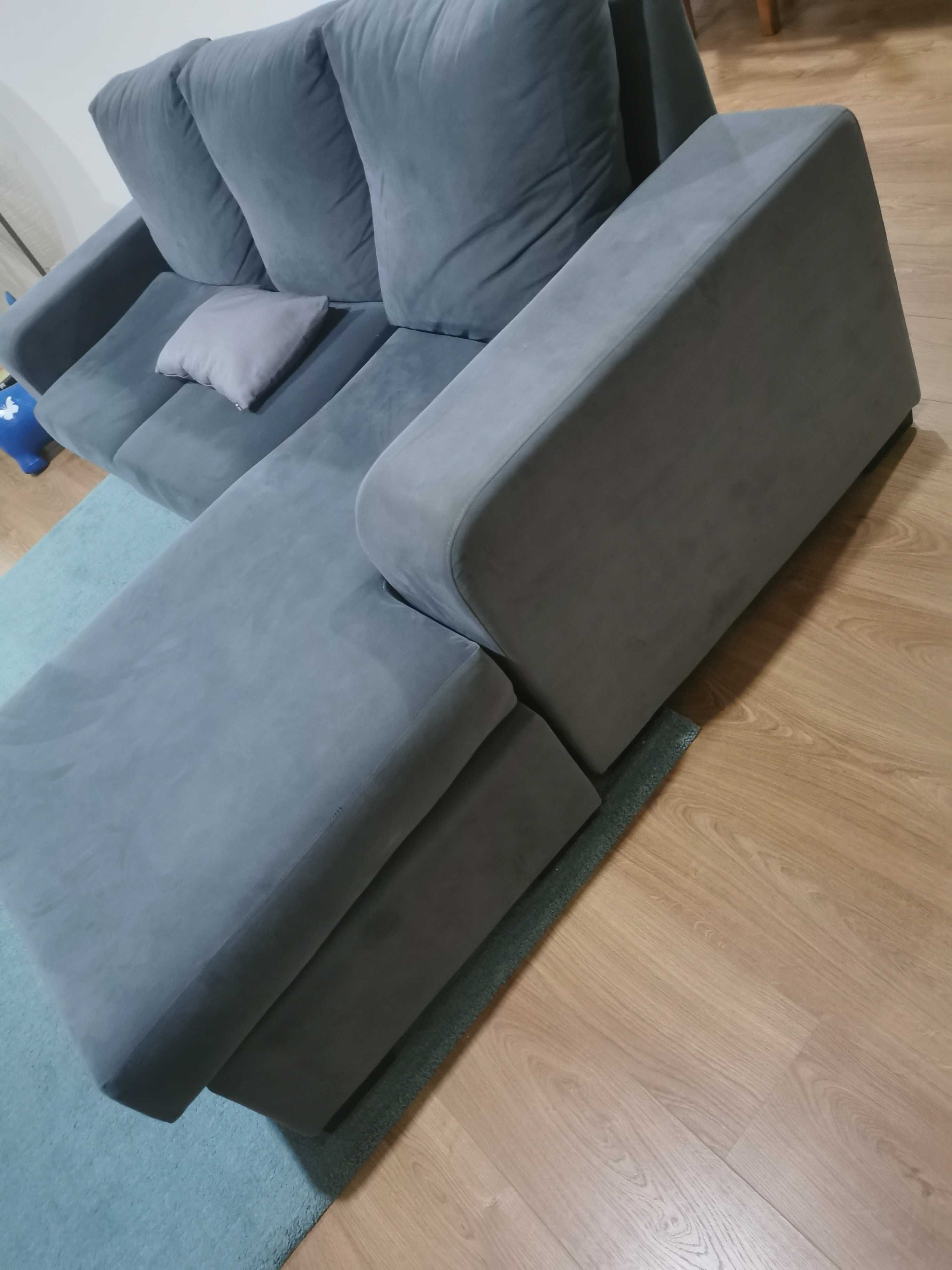Sofa em L cinzento