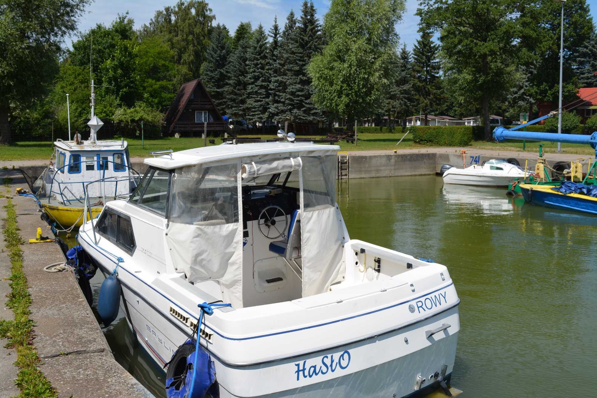 Bayliner 2452 – szybka i wygodna łódź kabinowa. Przyczepa GRATIS!