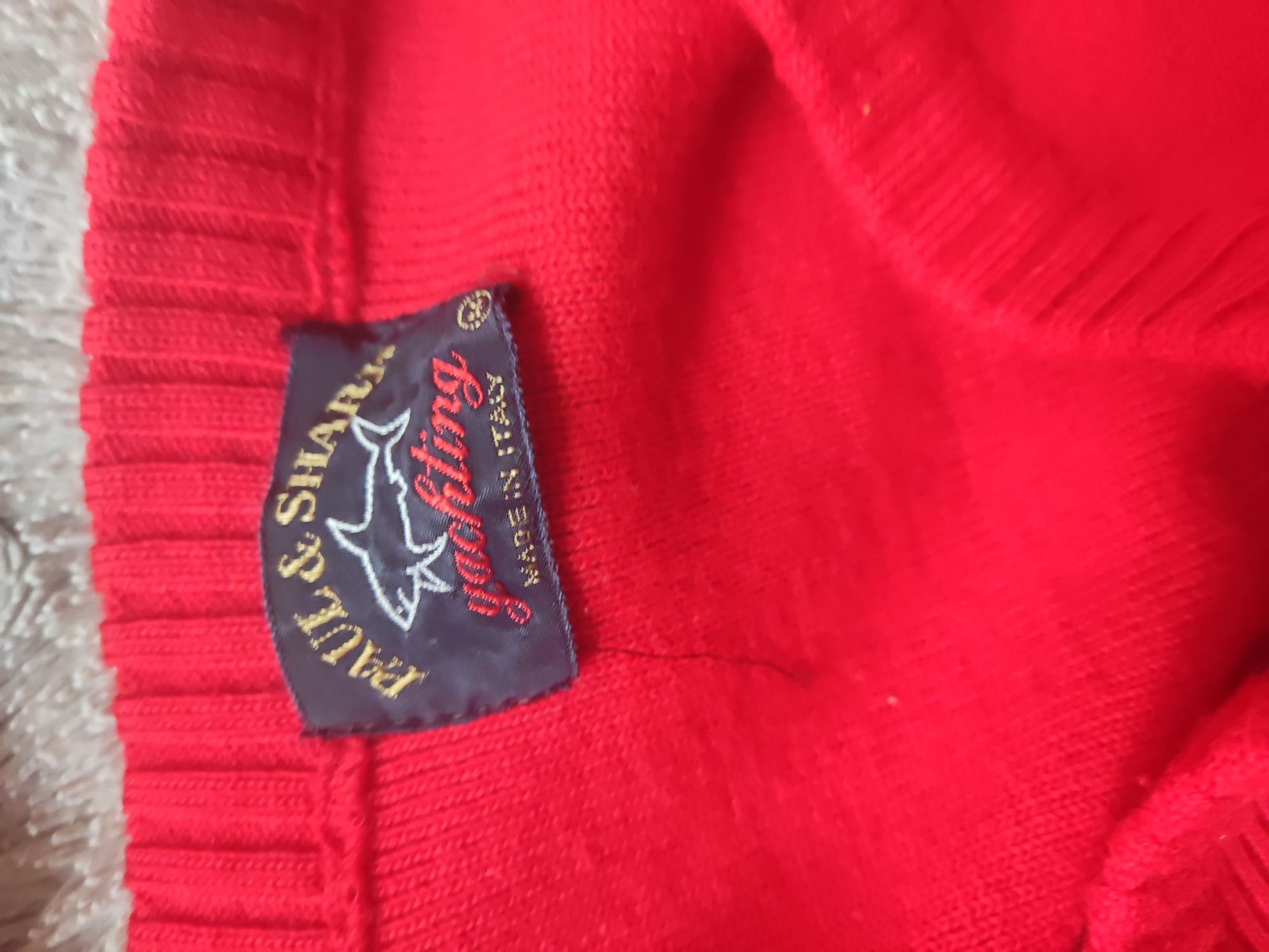 Czerwony sweter w serek