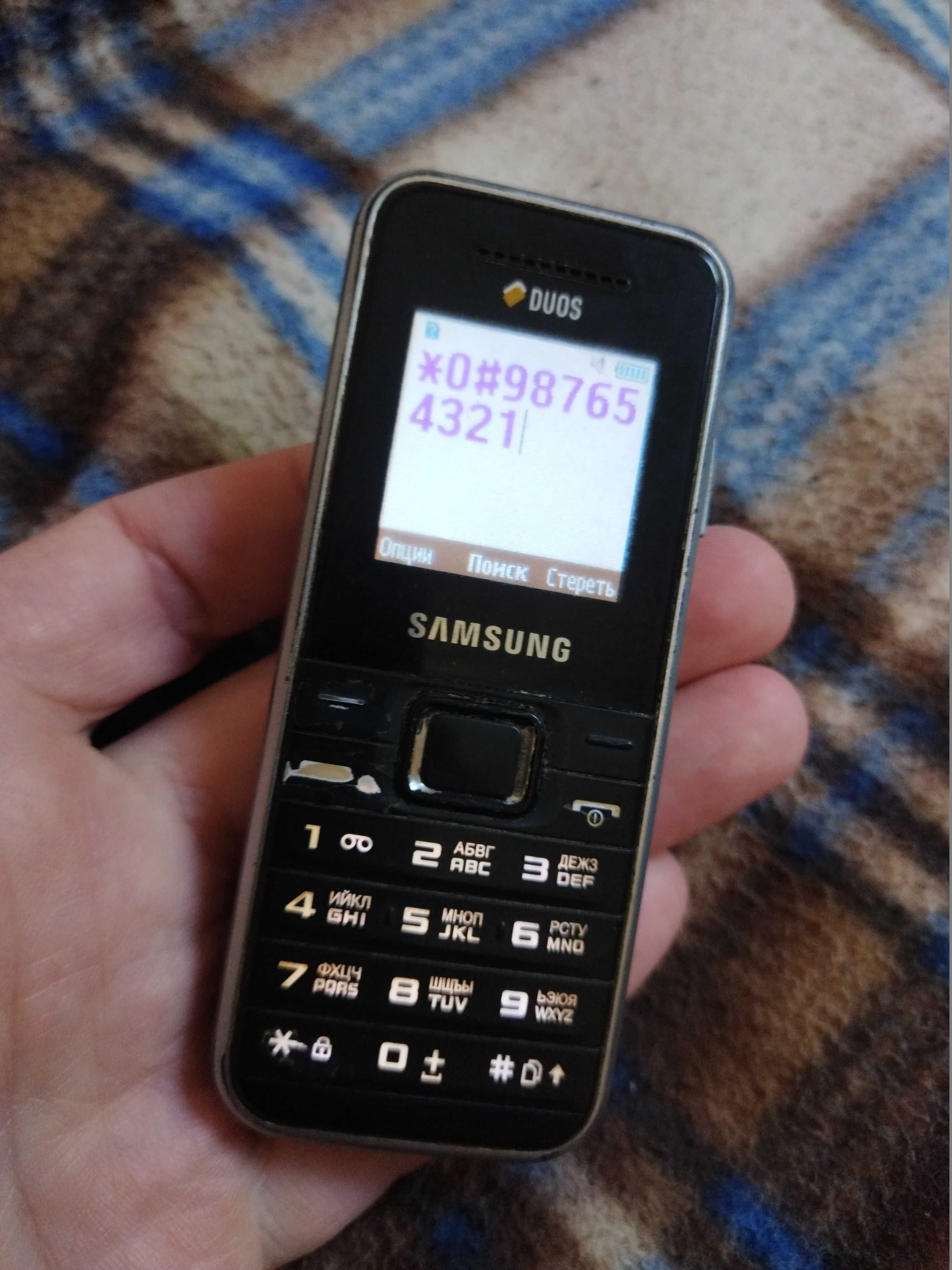 Samsung E1182 на 2 симки. Работает хорошо.