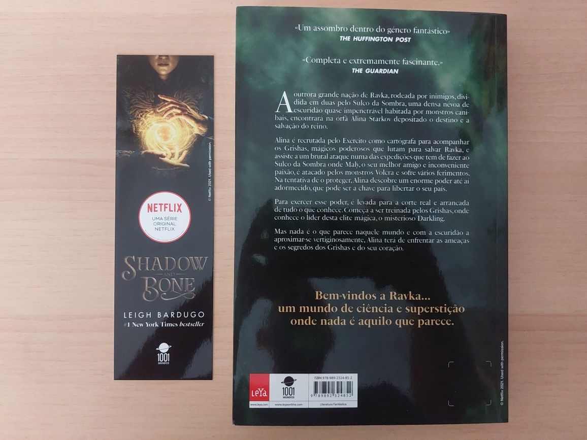 L "Shadow And Bone / Luz e Sombra" Leigh Bardugo (Edi. regular / NOVO)