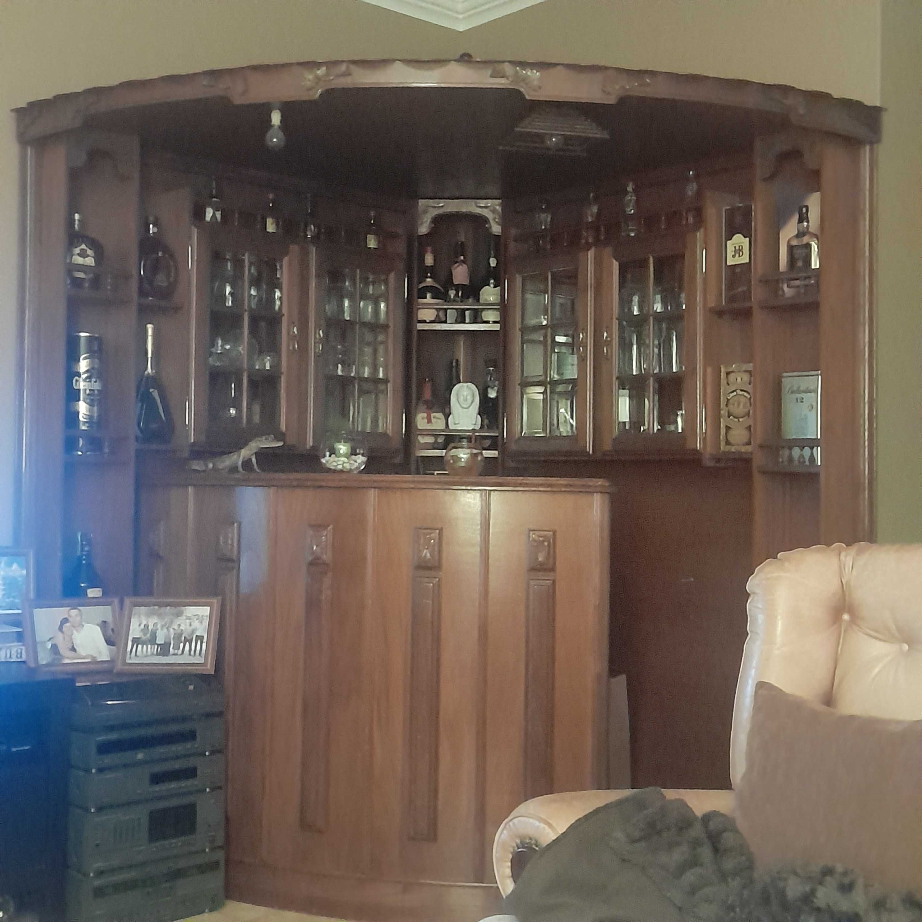 Bar de sala em madeira