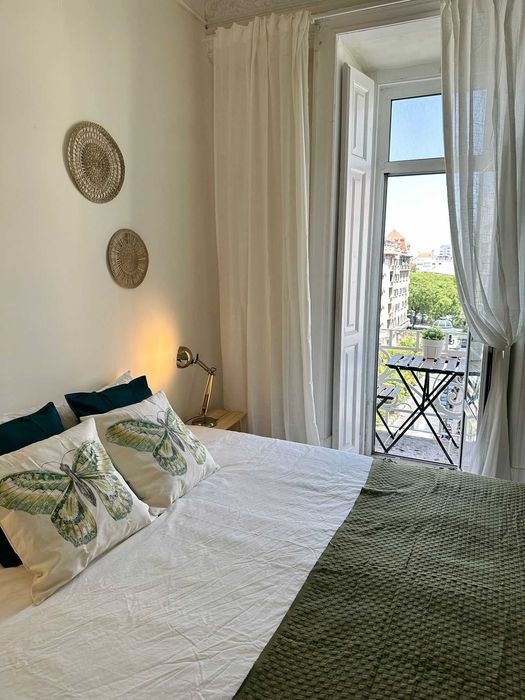 Quarto casal Av 5 Outubro sem caução entrada imediata