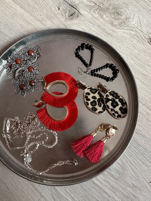 Zestaw kolczyków pięć par długich kolczyków i naszyjnik Biżuteria