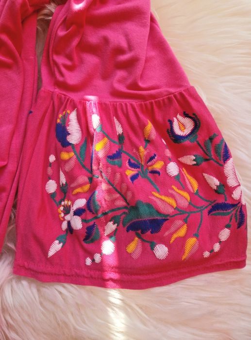 Różowa sukienka typu hiszpanka z rozkloszowanymi rękawami