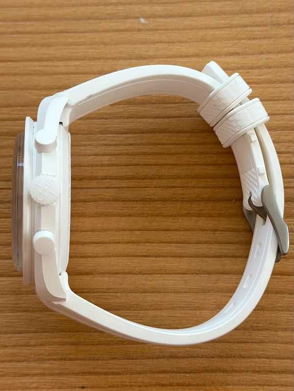 Omega x Swatch SO33W700 Snoopy - Biokeramika i wytrzymałość kosmiczna