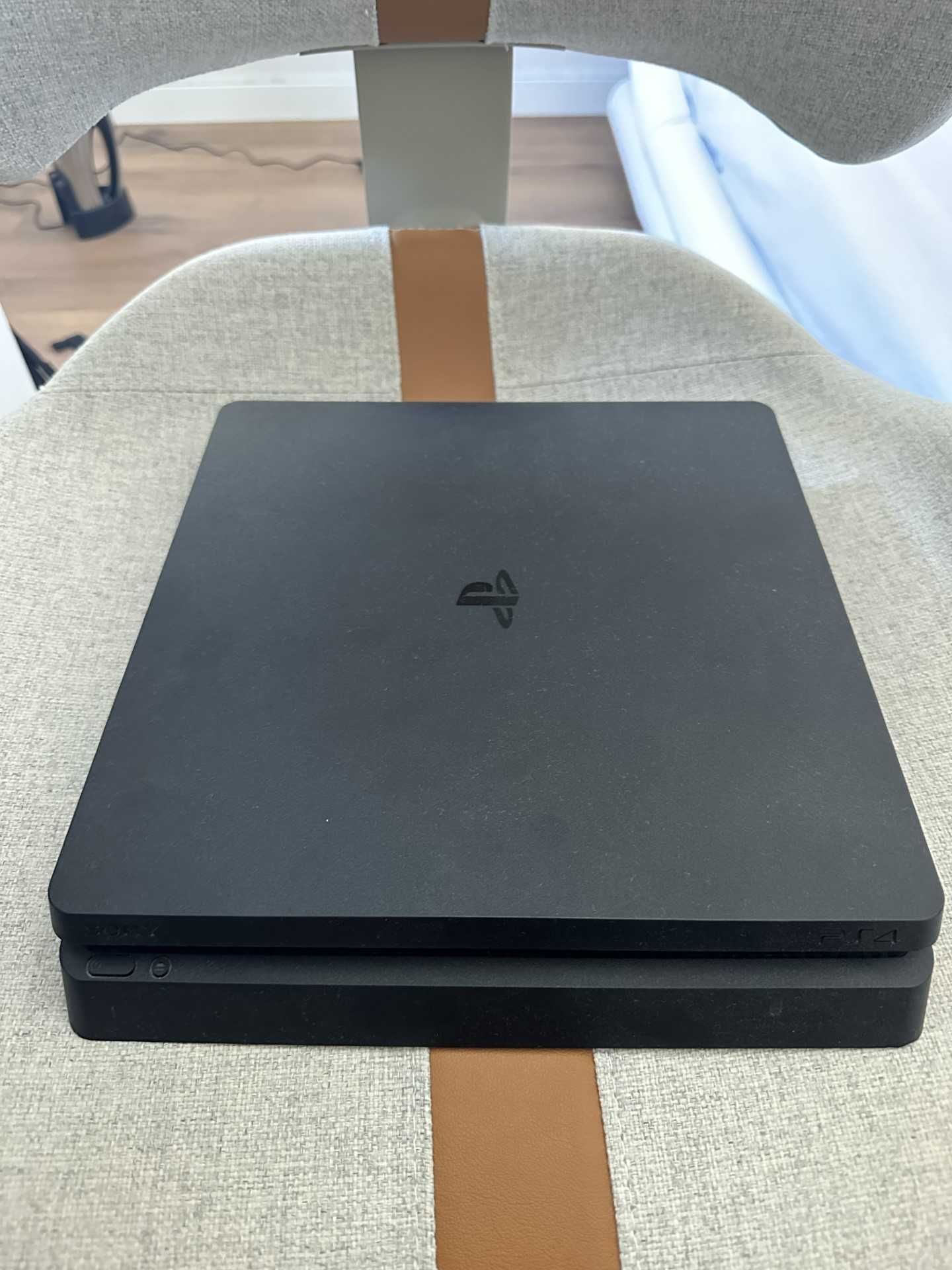 Ps4 1 TB com 2 comandos