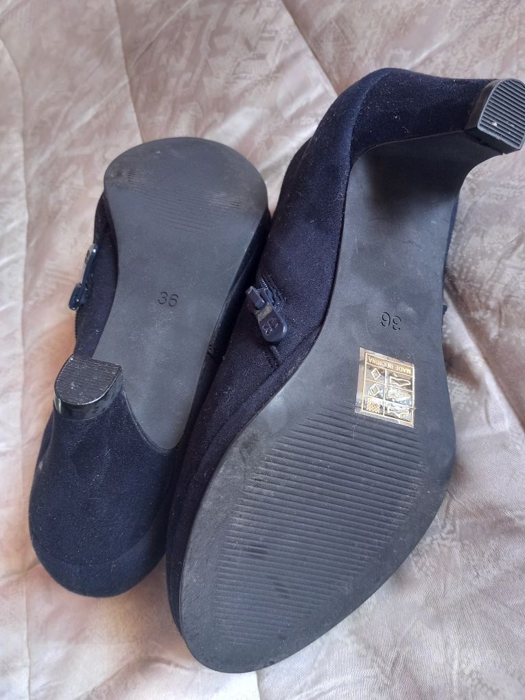Botas azuis com salto