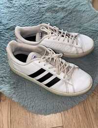 Białe buty adidas