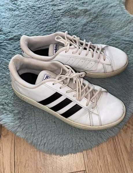 Białe buty adidas