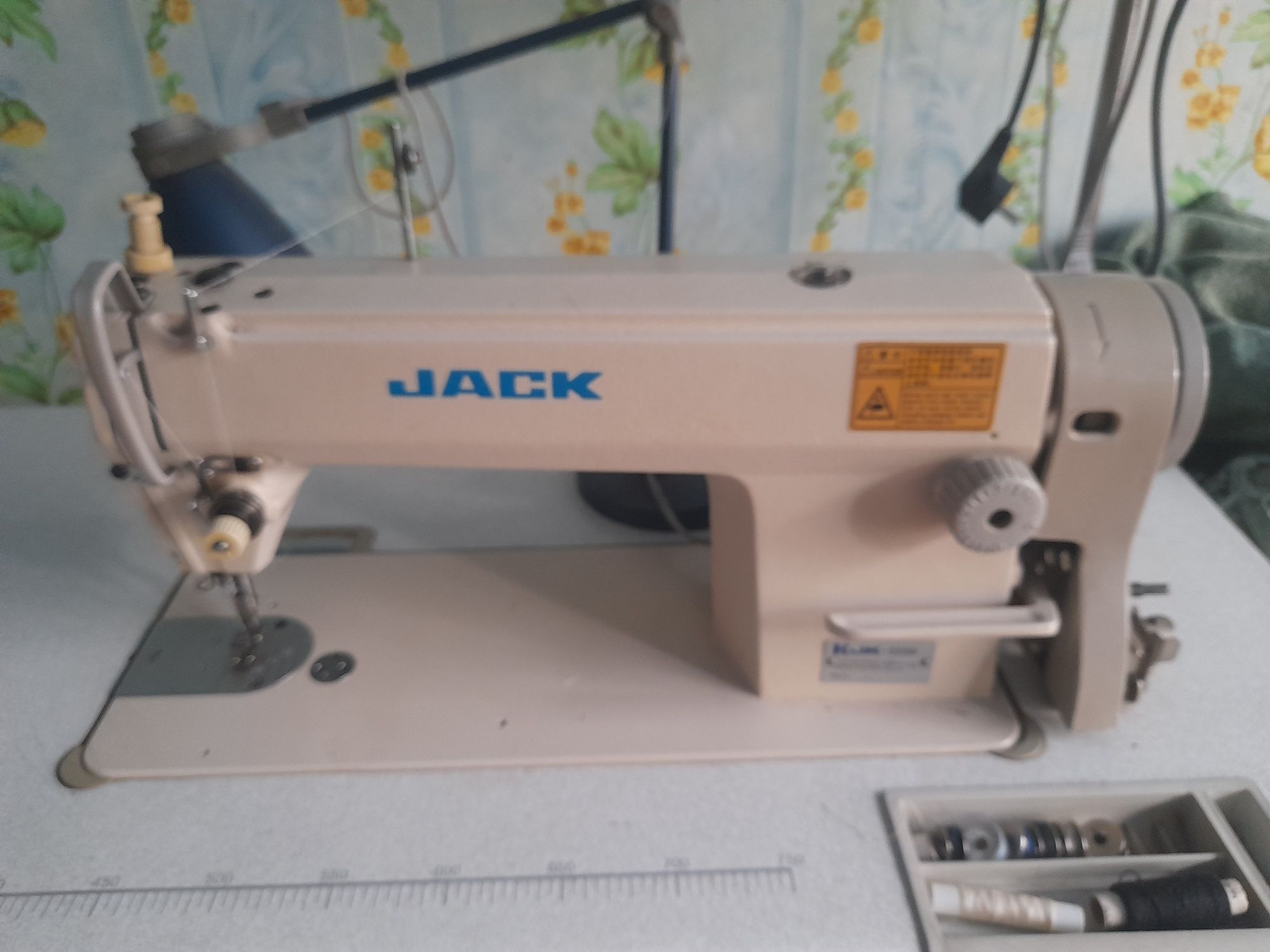 Продам промышленную швейную машинку JACK