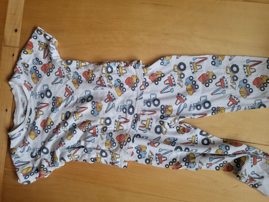 Dwie piżamy i 12 par bokserek dla chłopca r. 98 104