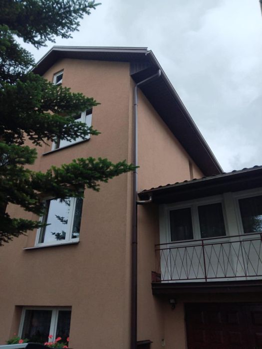 Dom jednorodzinny w zabudowie szeregowej. Połączone garażem.