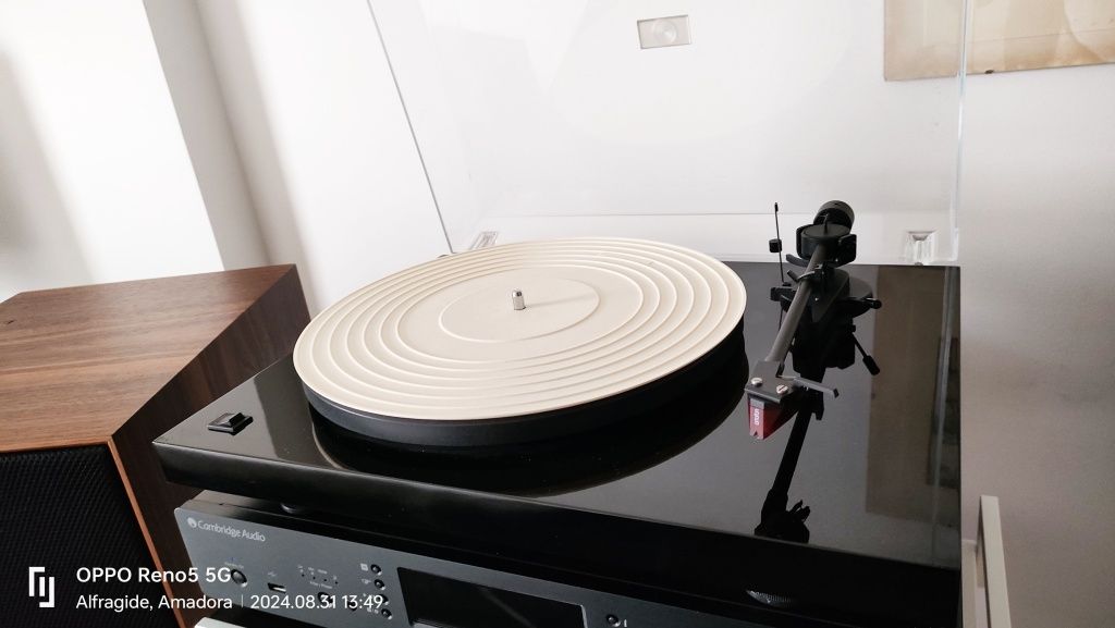 Giradiscos Pro-Ject debut II atualizada com Ortofon 2m Red