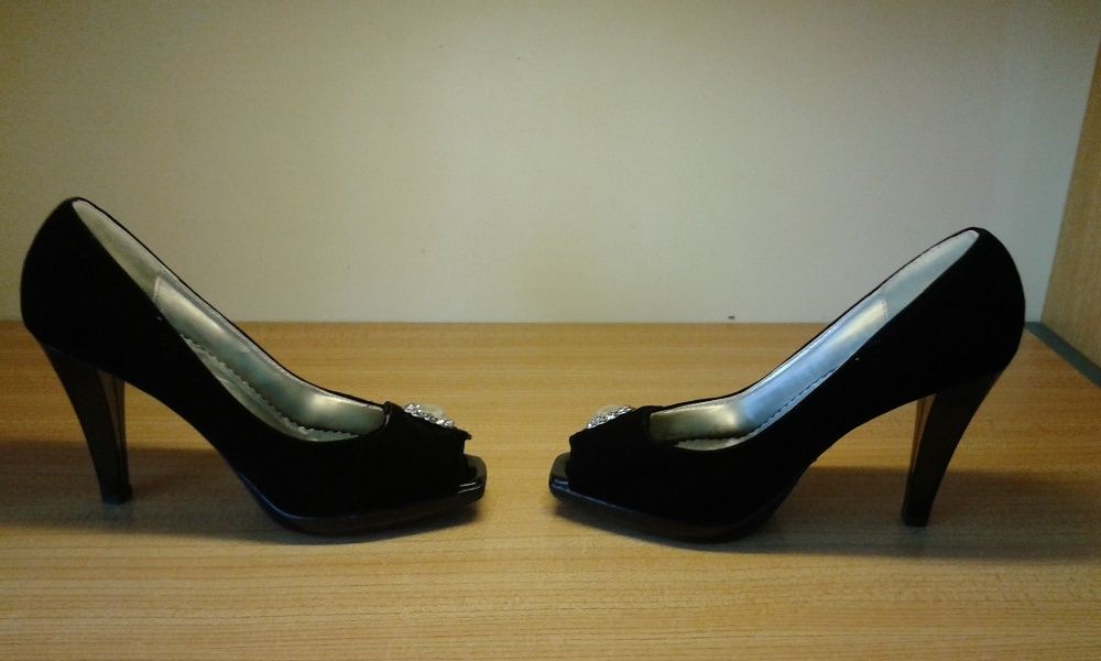 Czarne szpilki peep toe 36 z brylancikiem