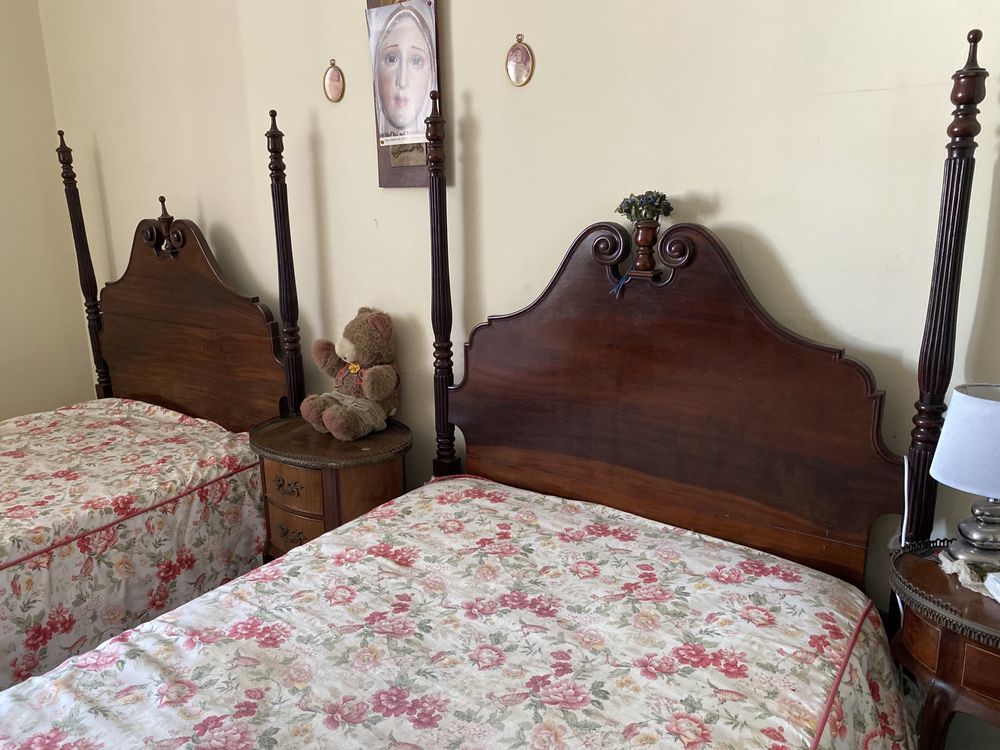 Conjunto de camas de solteiro em mogno em estilo inglês