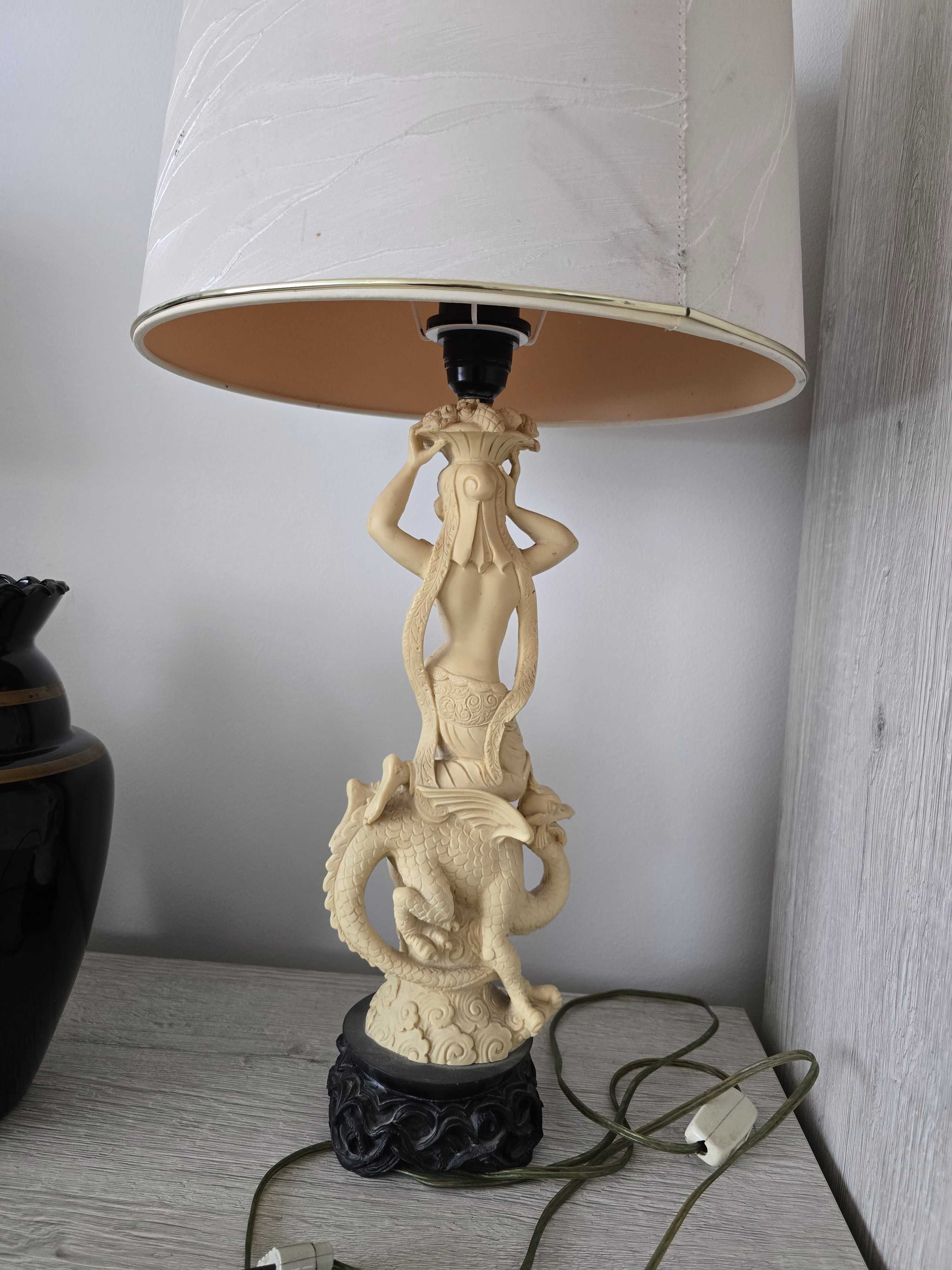 Piẹkna lampka nocna antyczna z alabastru wysoka