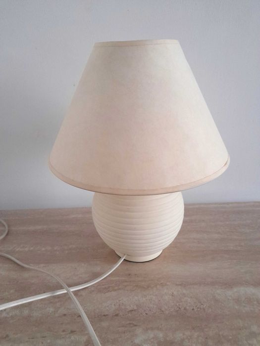 Śliczna lampa minimalistyczna ceramiczna koloru ecru