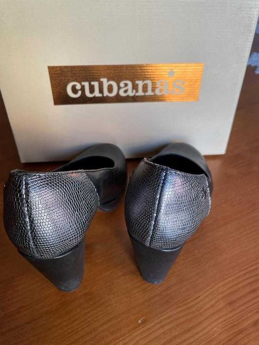 Sapatos Da marca Cubanas.