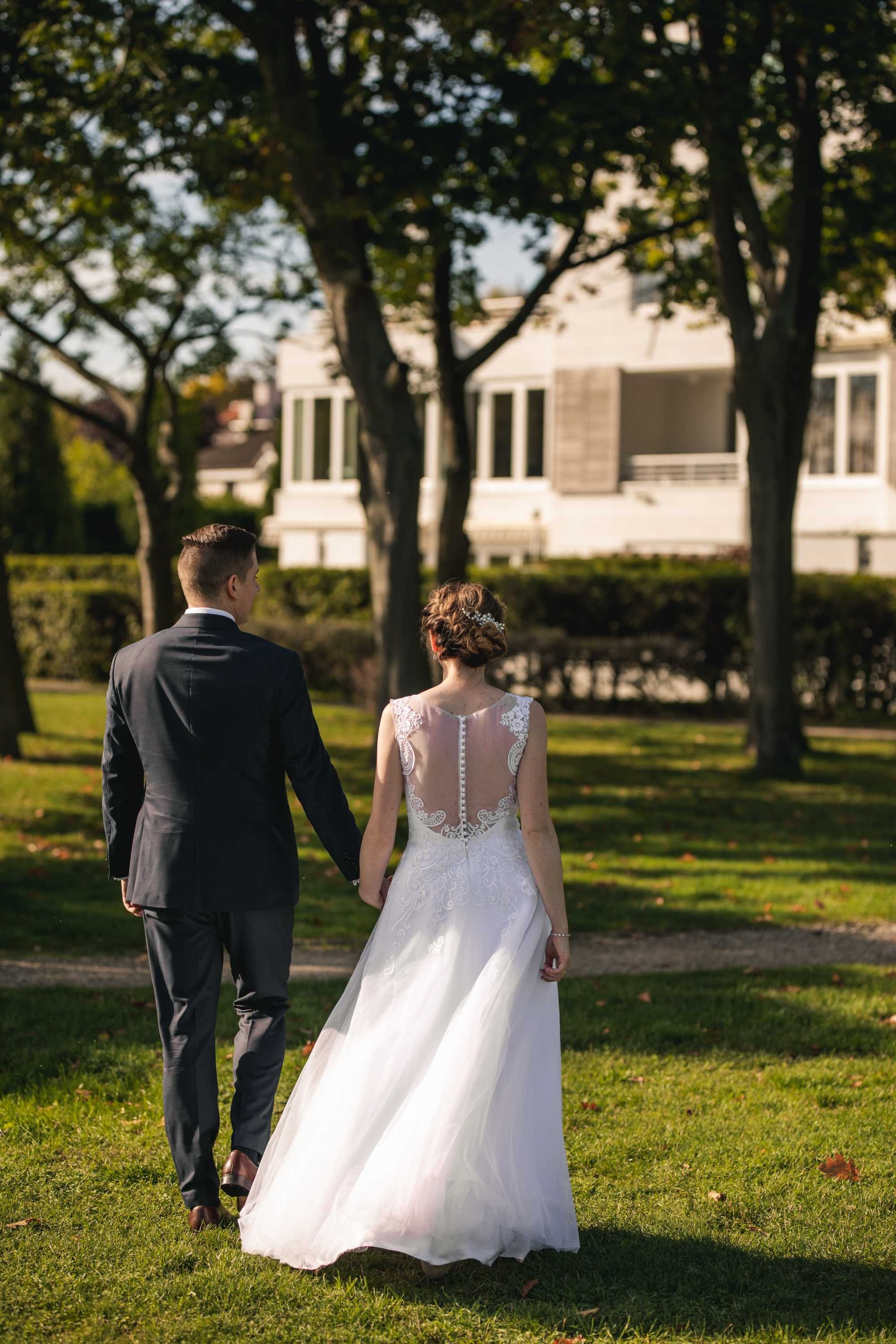 suknia ślubna w rozmiarze 36/38, biała z warstwą brokatowego tiulu