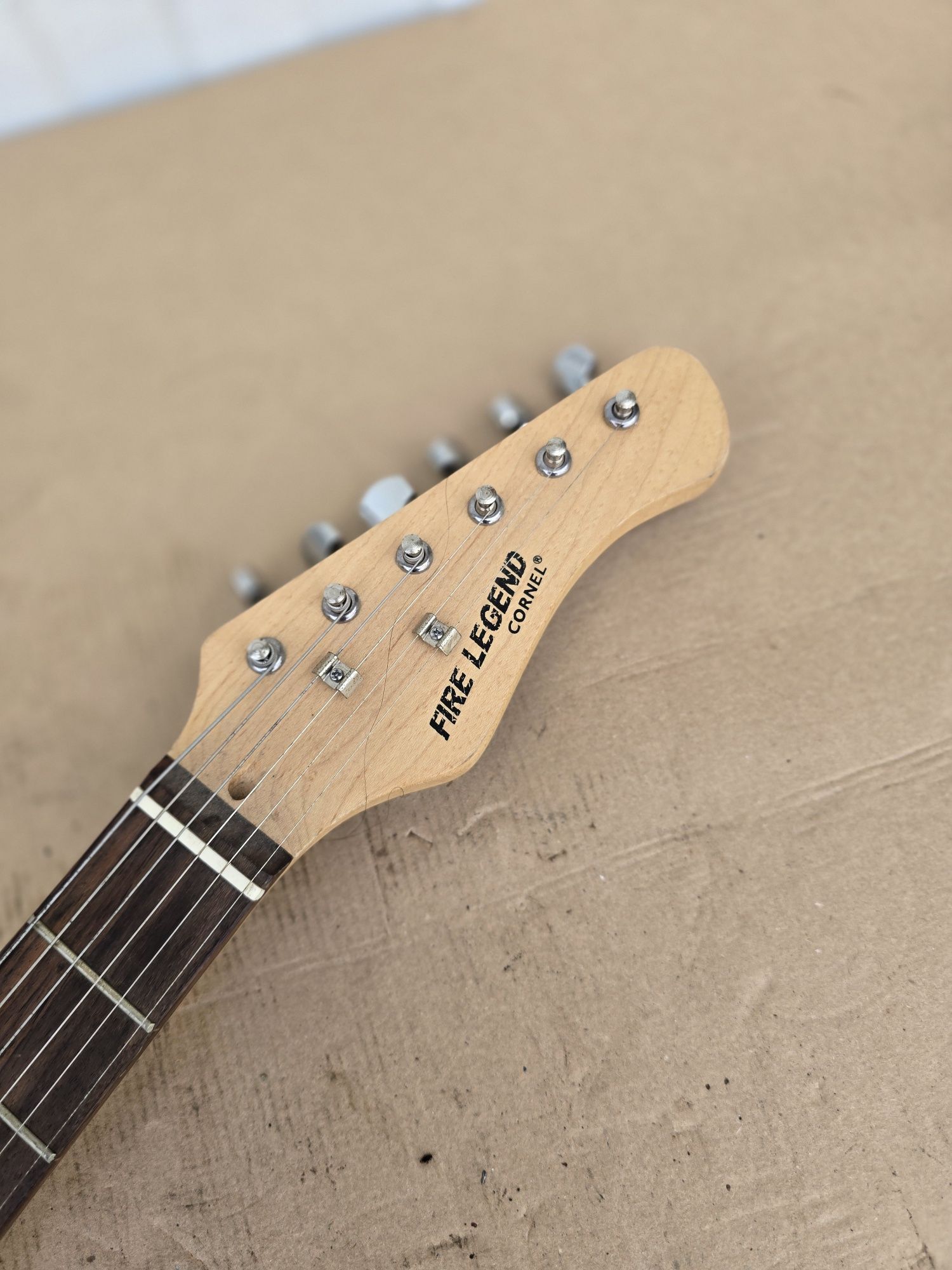 Gitarą elektryczna z małym piecykiem.