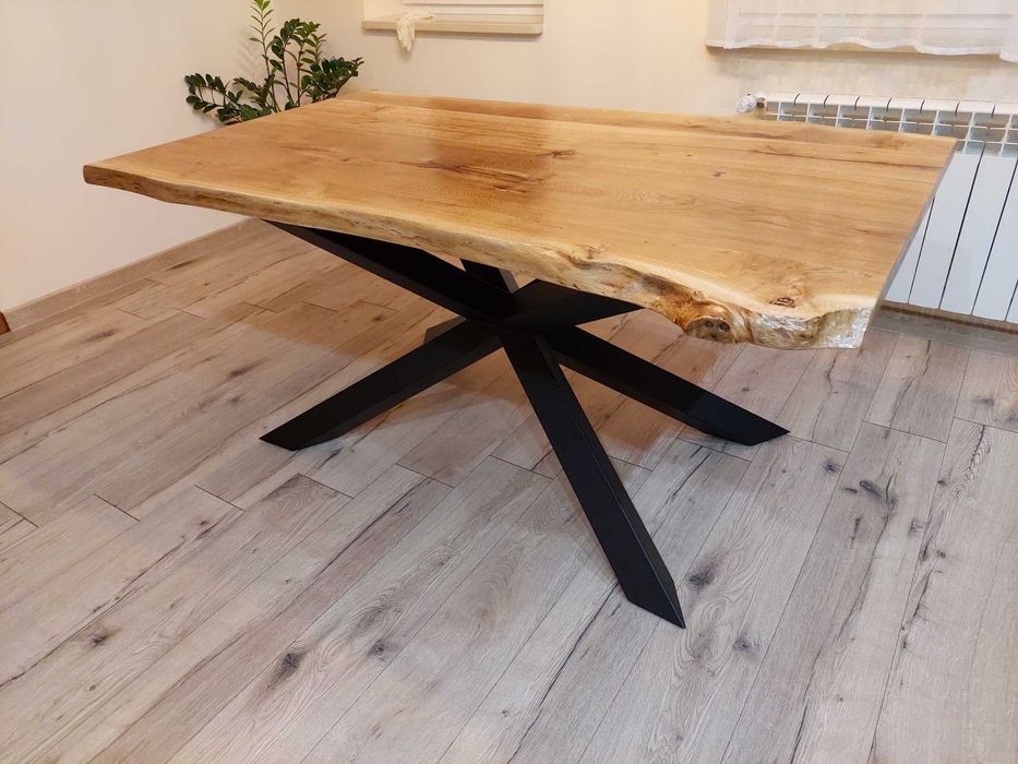 Stół dębowy loft z żywą krawędzią – naturalne drewno i stal live edge