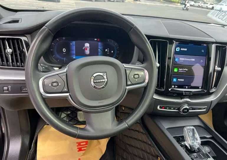 Volvo XC60 2022 року