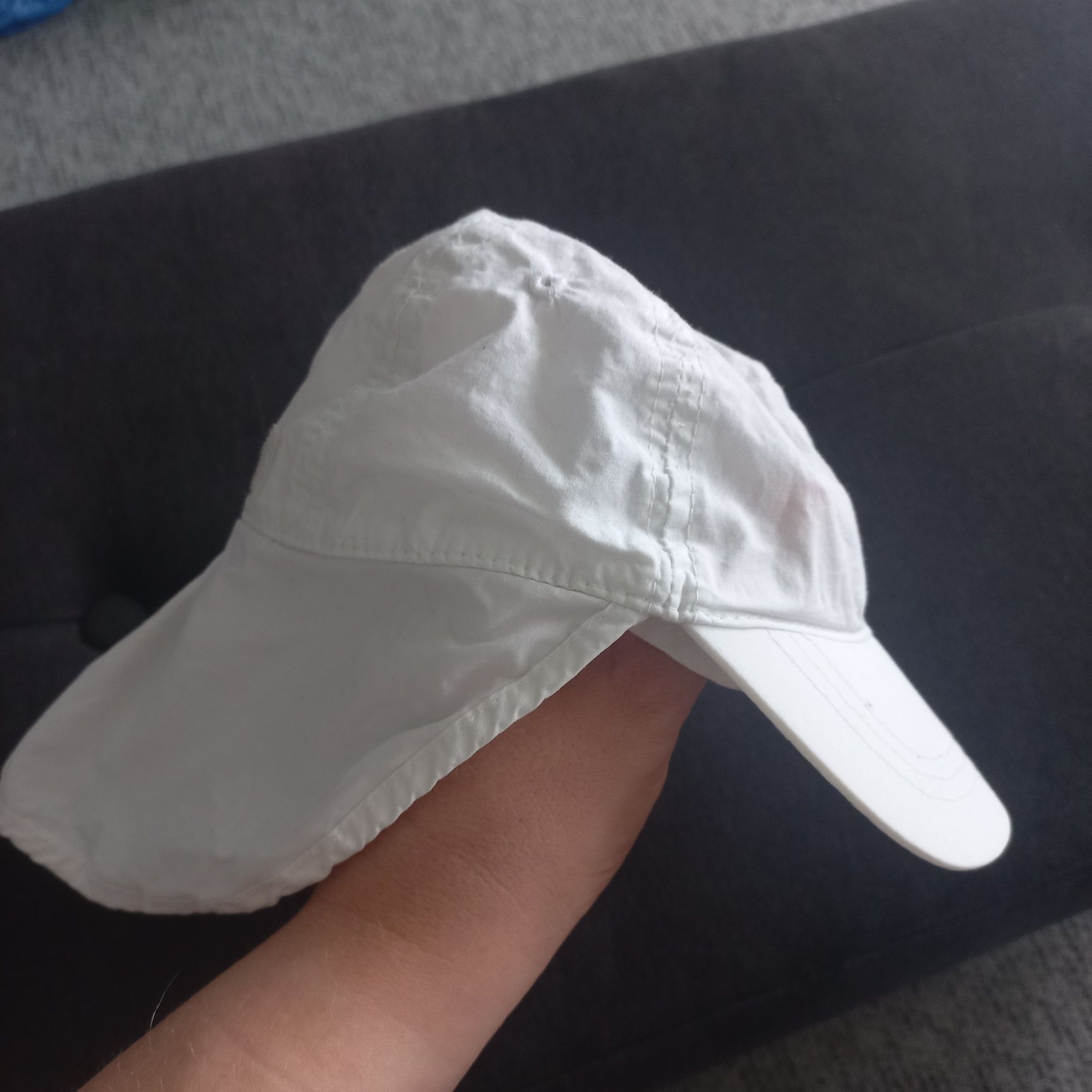 Biała czapeczka z daszkiem z ochroną karku rozm.80 H&M