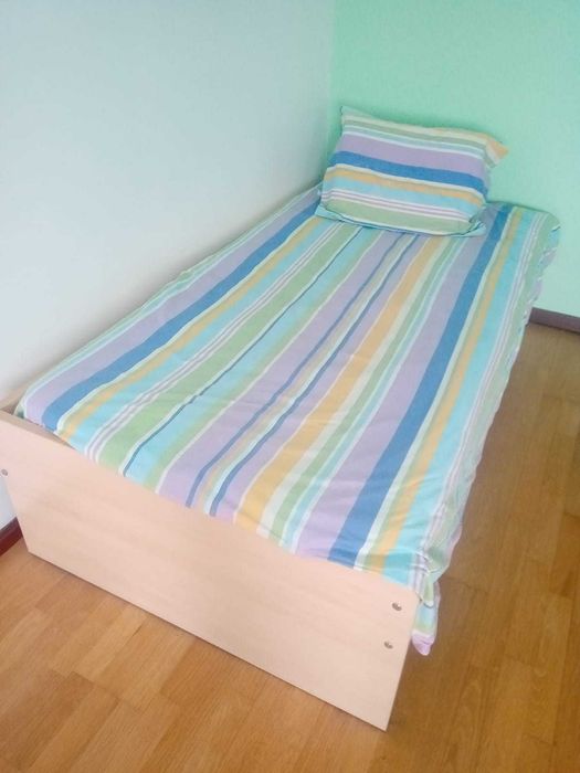 Cama em madeira e cabeceira