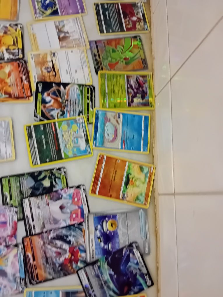 Conjunto de 150 Cartas Pokémon Diversas