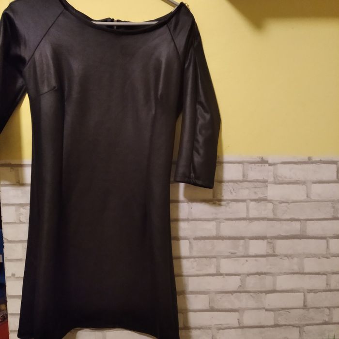 Sukienka mała czarna rozmiar M imitująca skórę