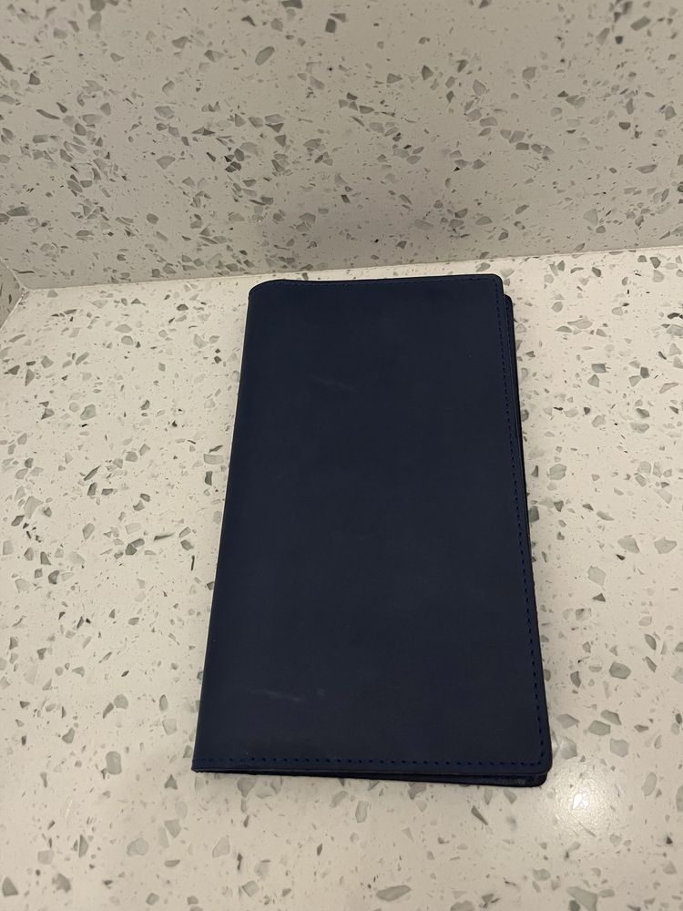 Granatowy skórzany folder etui z przegródkami na wizytówki