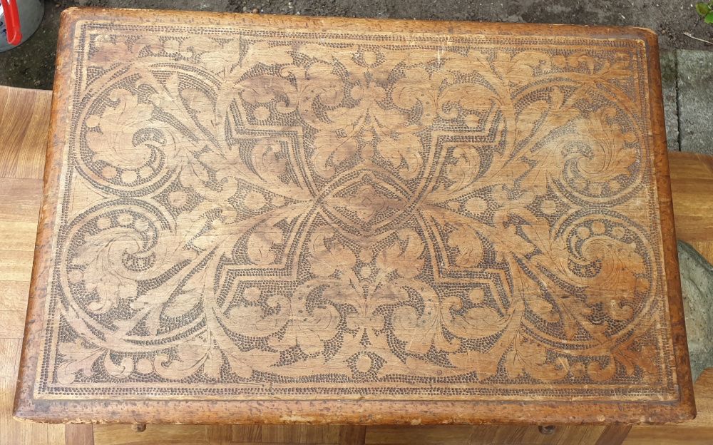 stolik drewniany recznie rzezbiony z 1896 rokv
