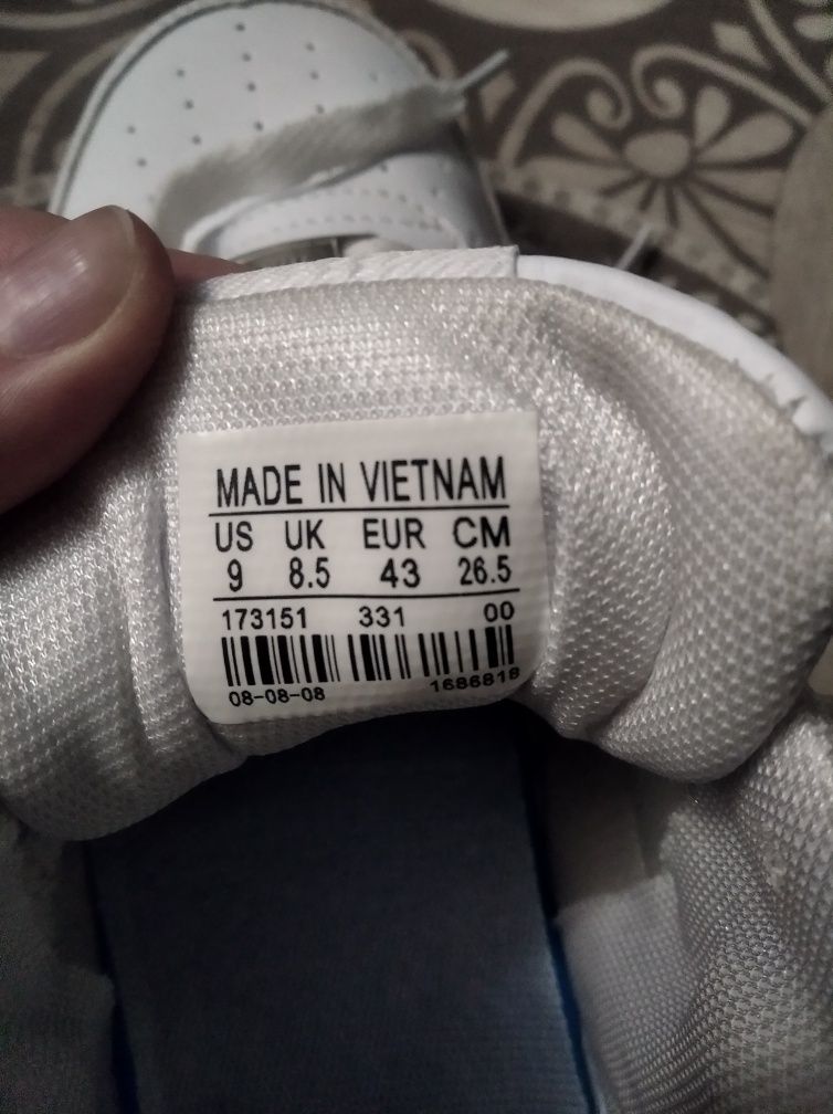 Кеди Nike  білі 43 розмір тоненька ніжка.