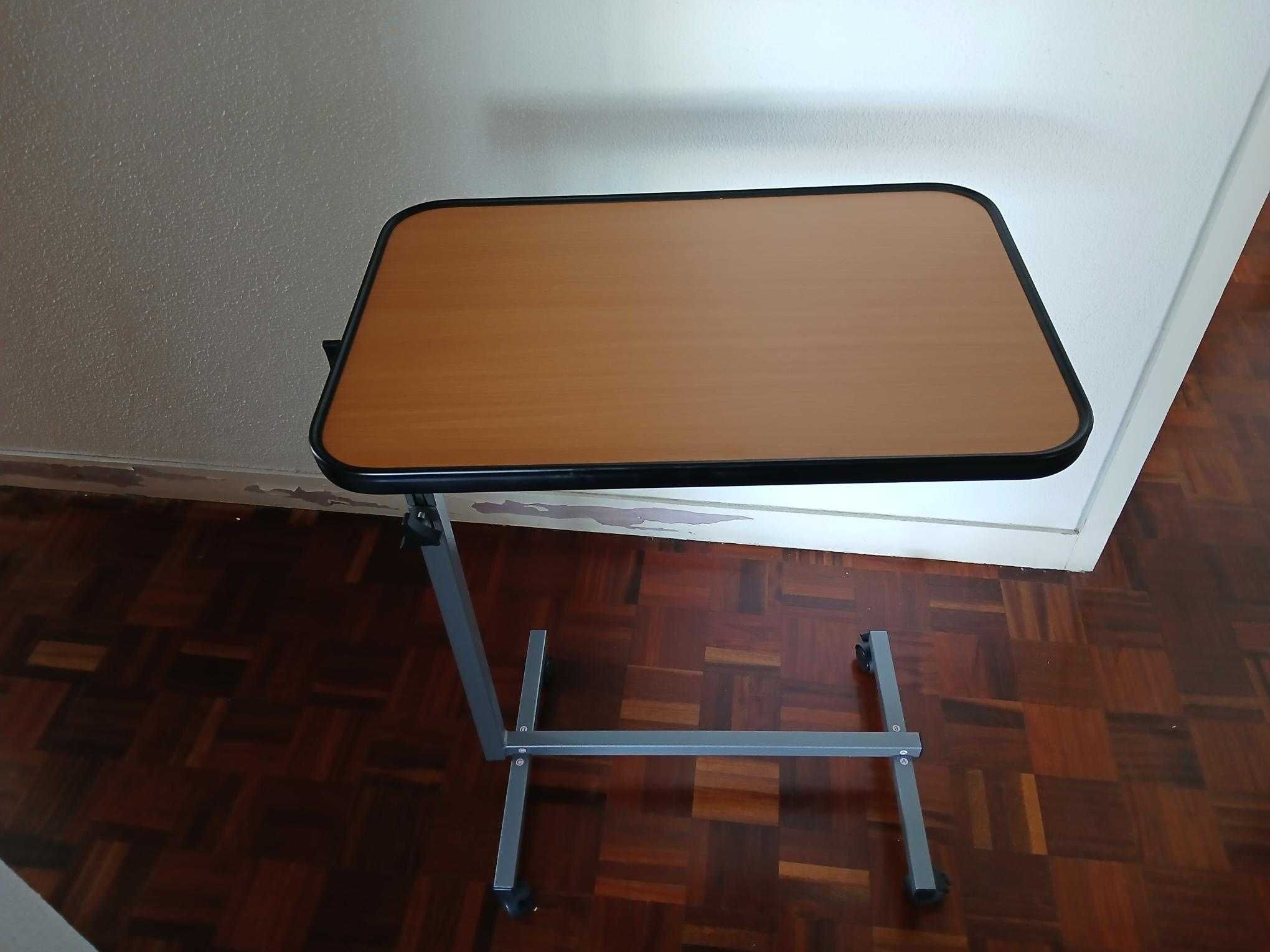 Mesa de Apoio com rodas